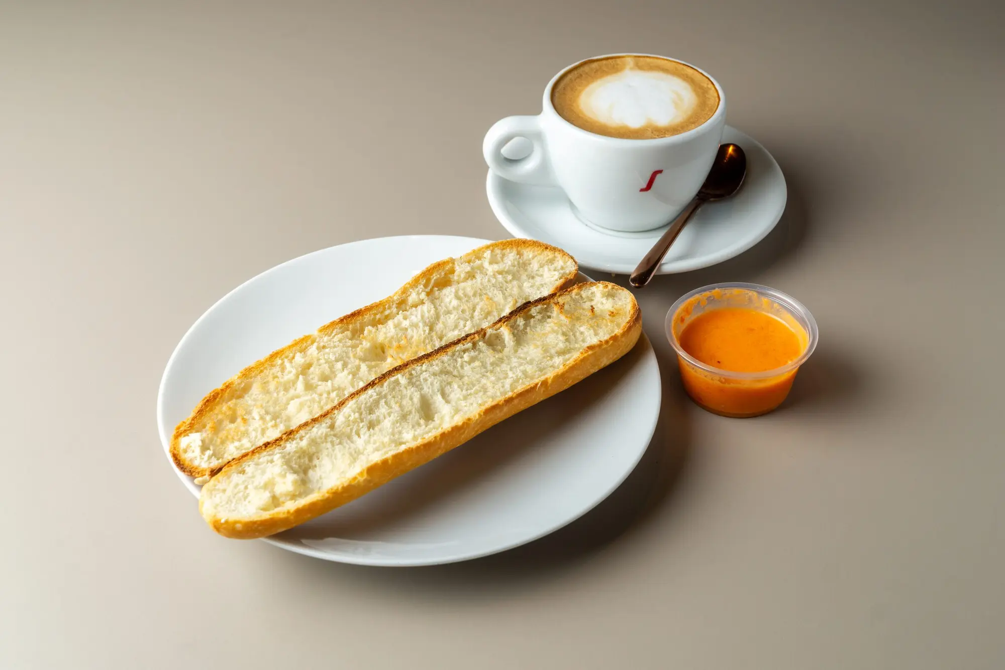 Café con leche y barrita con tomate
