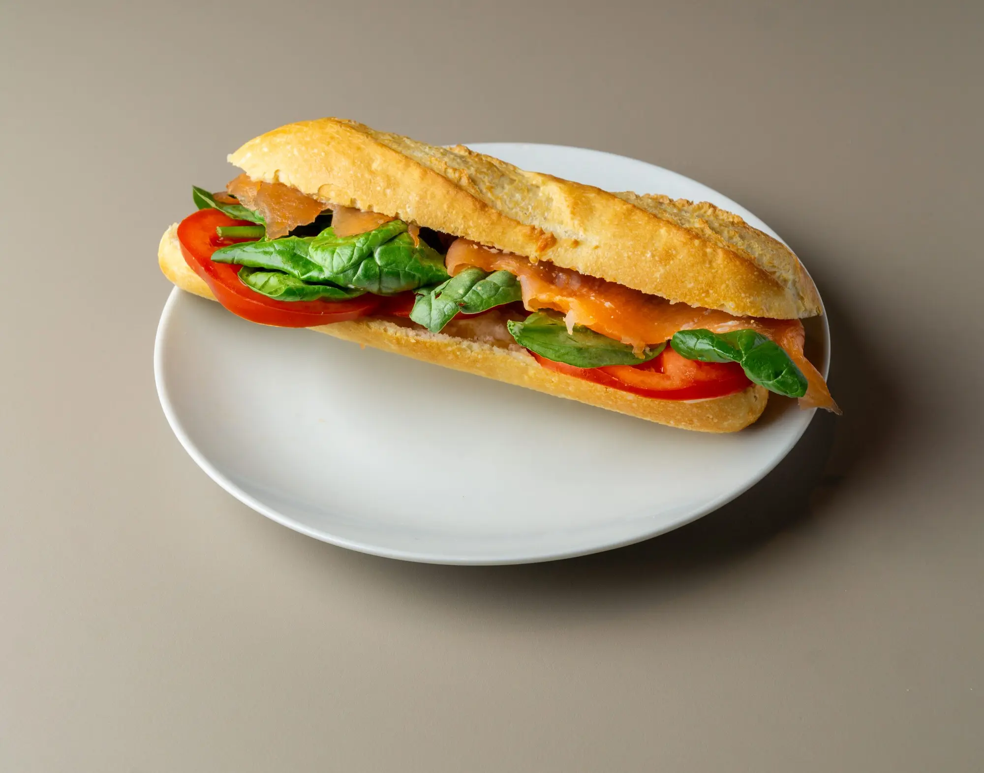 Bocadillo de salmón con tomate y espinacas