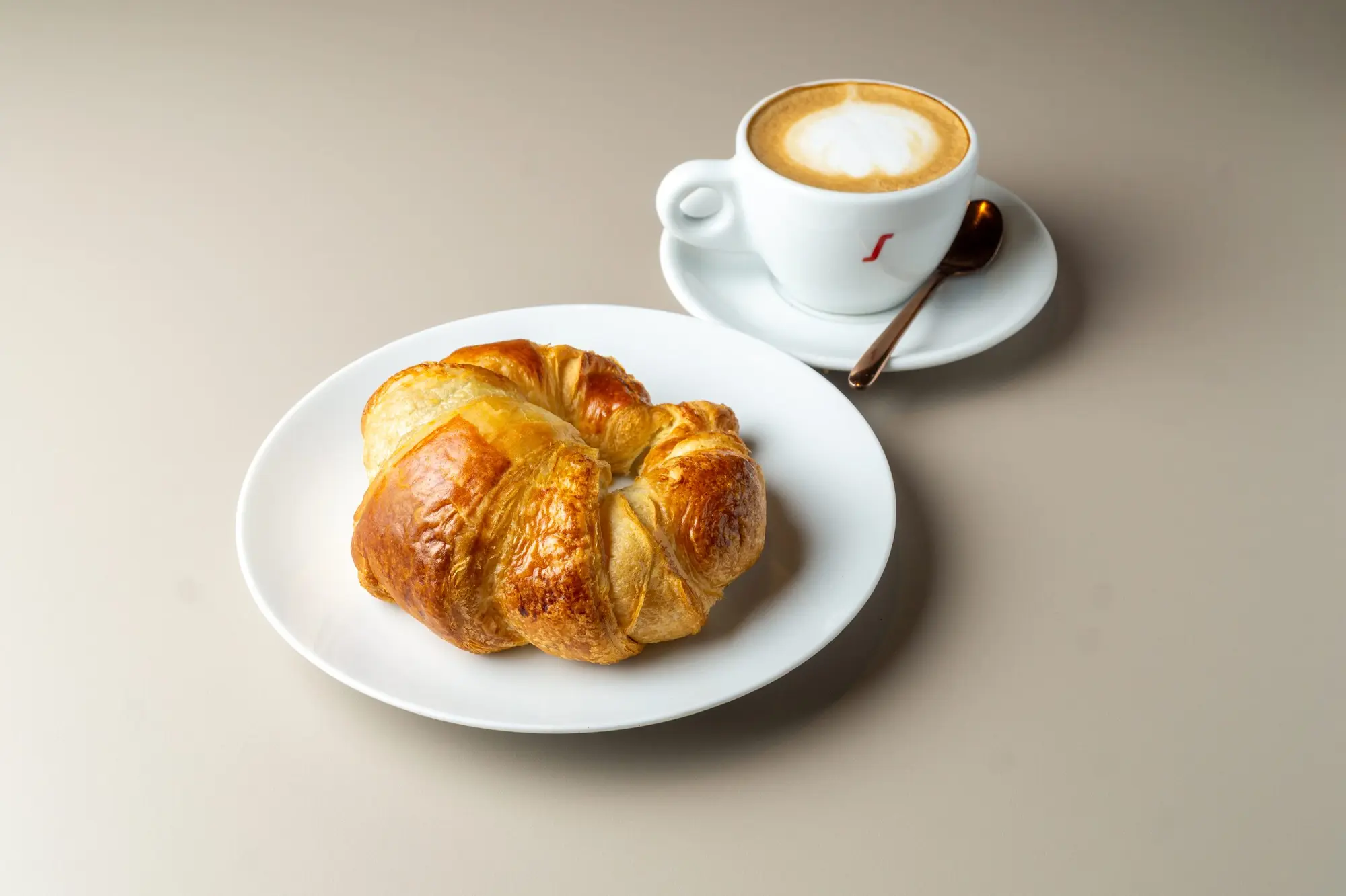 Café con leche y croissant