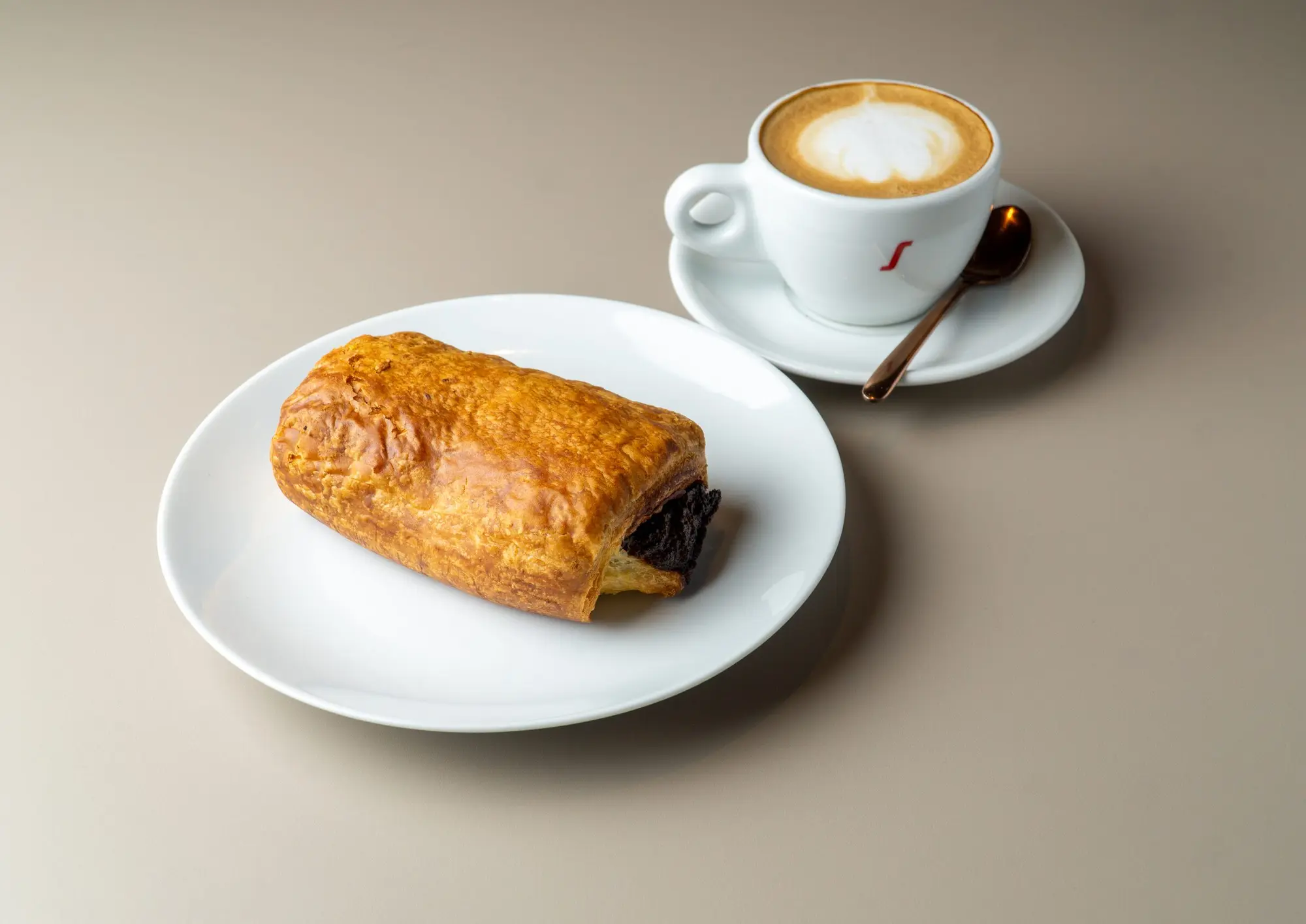 Café con leche y napolitana de cacao