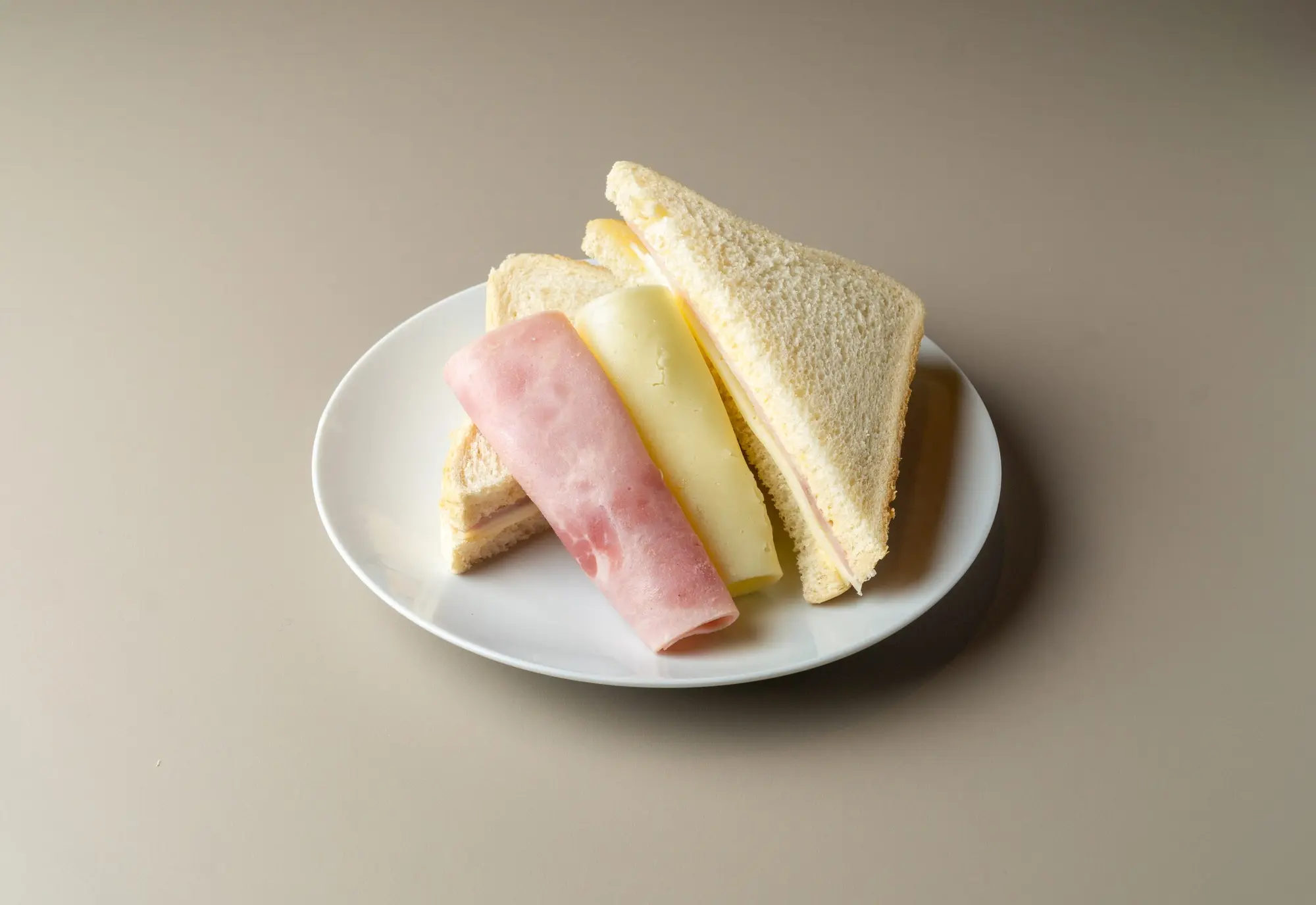 Sándwich mixto de jamón york y queso