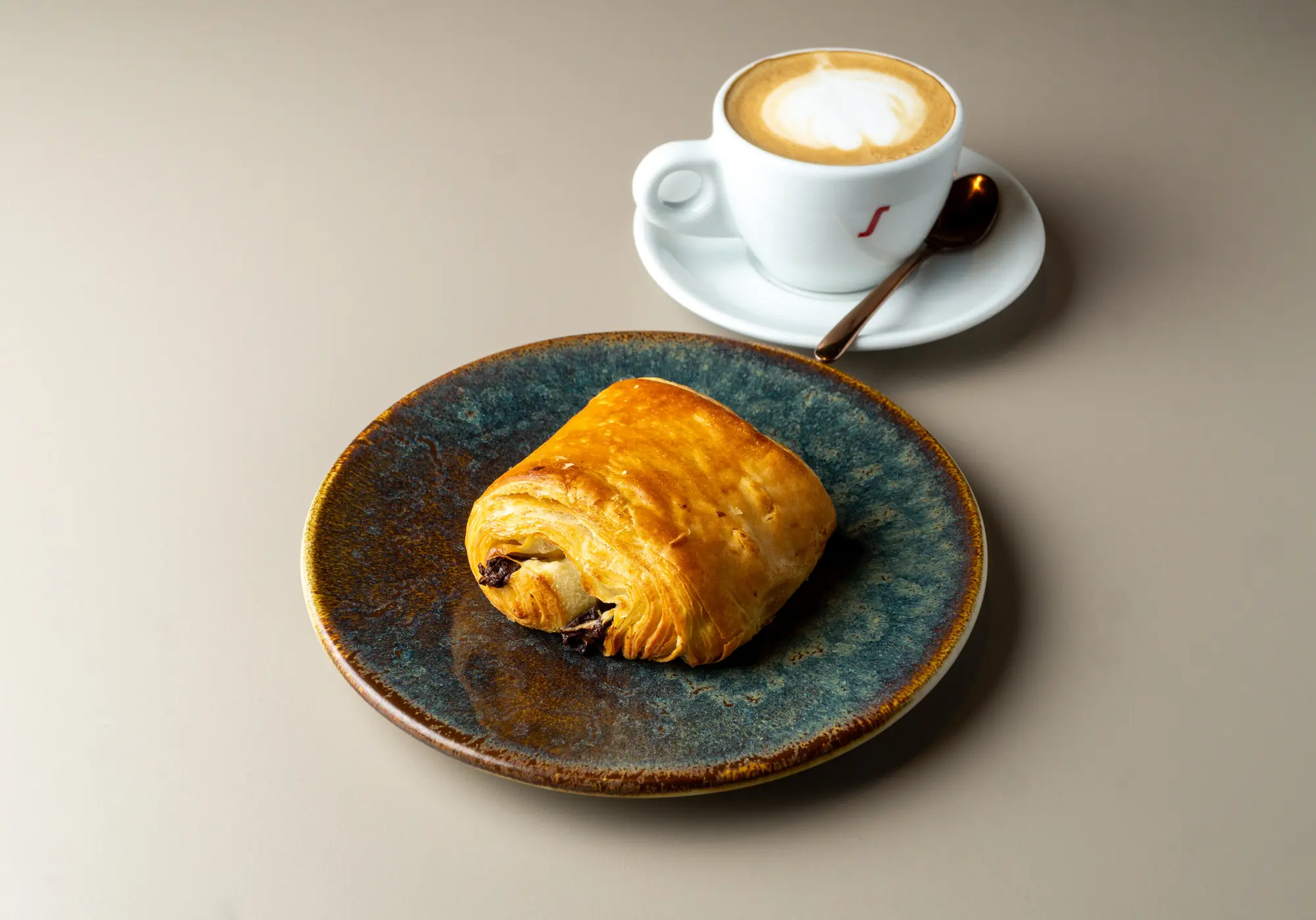 Café con leche y pain au chocolat