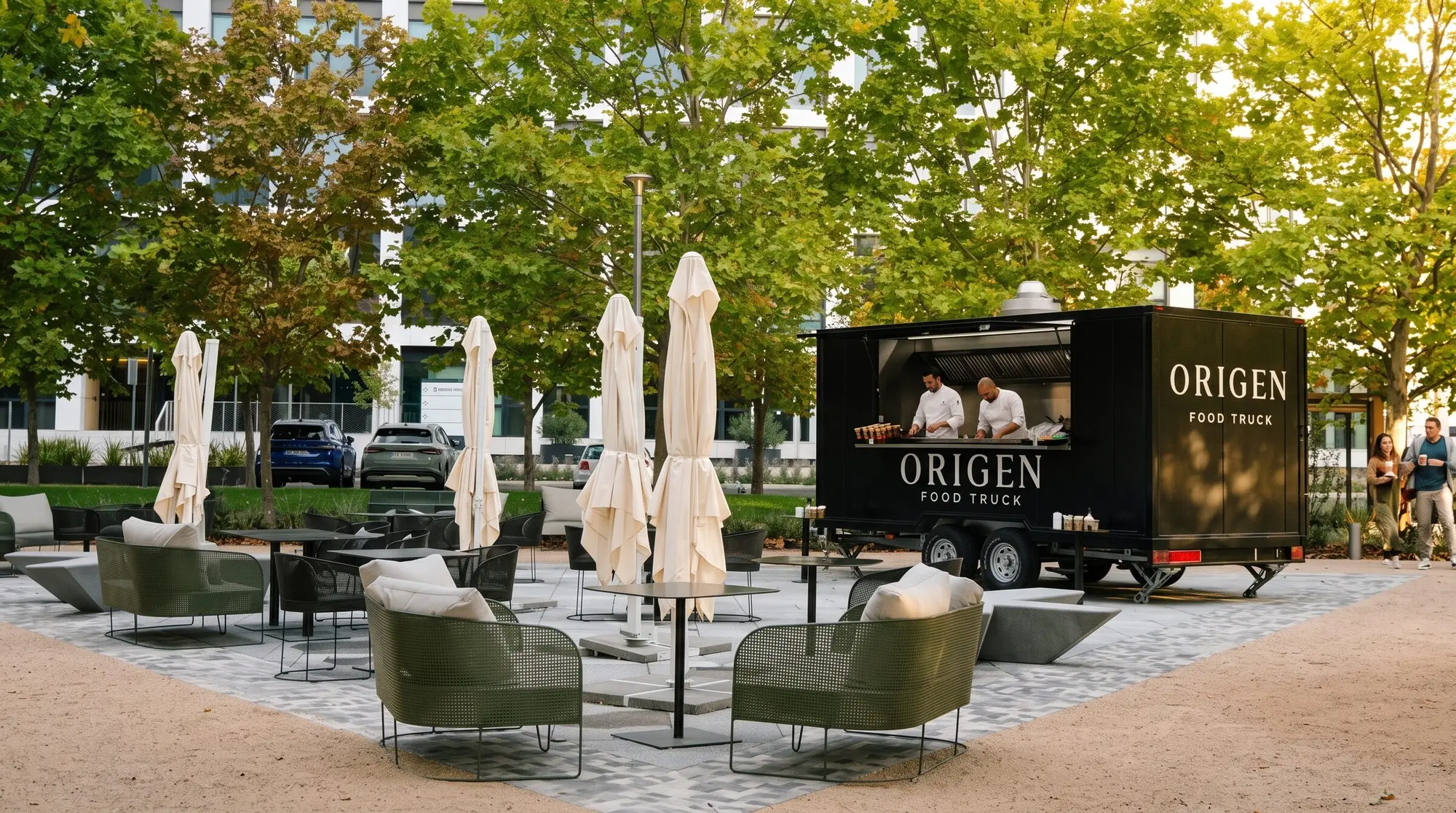 Terraza con sillones y sombrillas frente al food truck